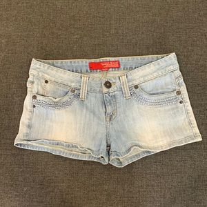 Guess light wash stretch jean shorts size 31